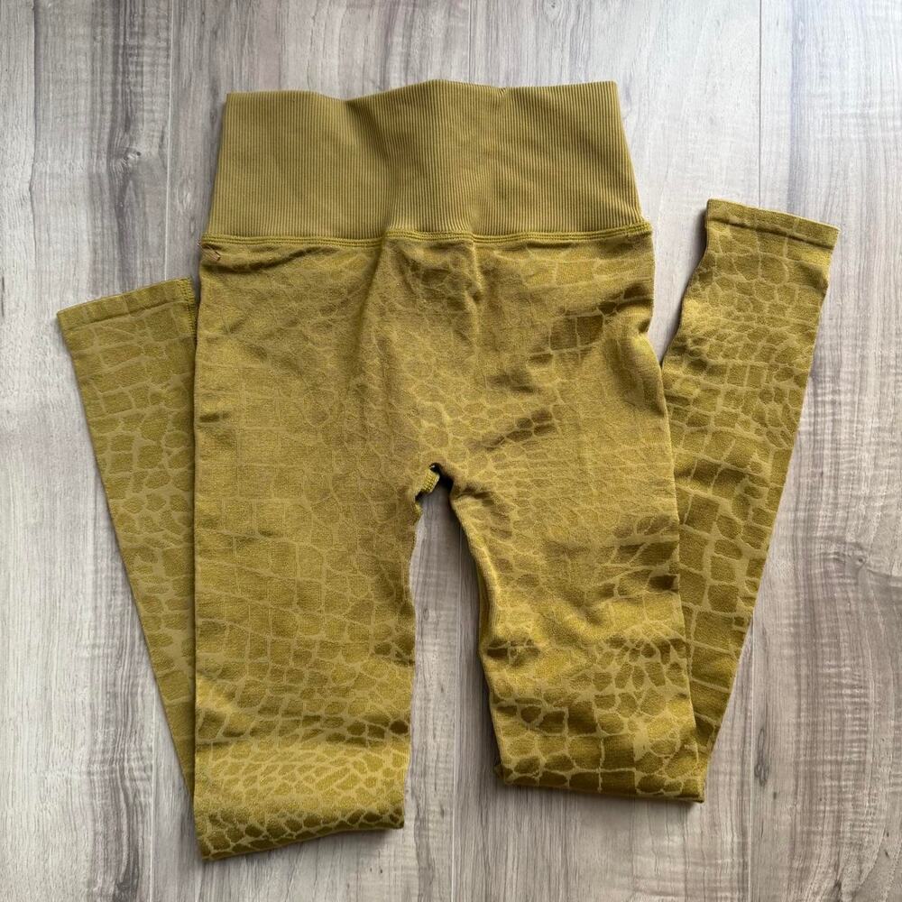 Good american seamless crocodile leggings